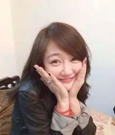 与胡歌分手后首次曝光新恋情,与神秘男子十指相扣一同回家
