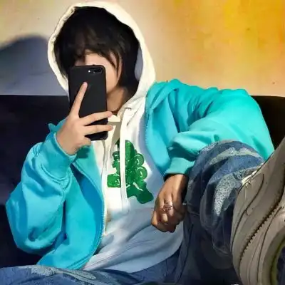 微丧但不失霸气的男生真人头像周围太喧嚣所以孤寂成了浪漫
