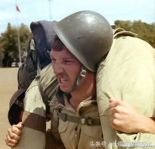 美国大兵体格好,扛起大兵满街跑
