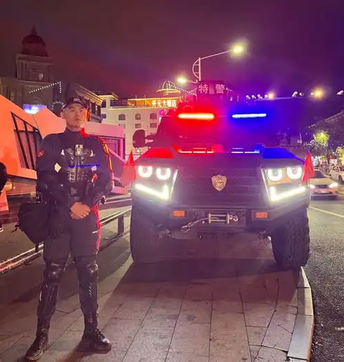 夜色中,男子冲向警车,下一秒
