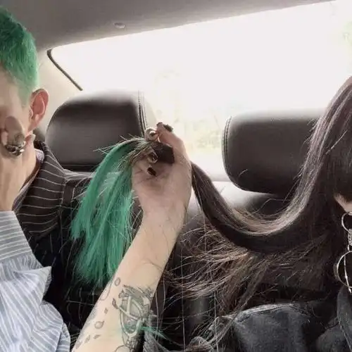 头像逼着你往前走的不是前方梦想的微弱光芒而是身后现实的万丈深渊
