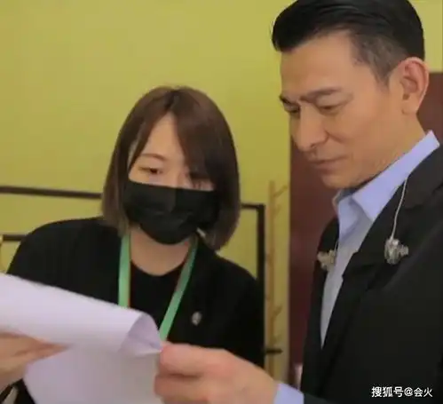 刘德华直播花絮曝光,梳油亮大背头红光满面,穿西装身材挺拔高瘦
