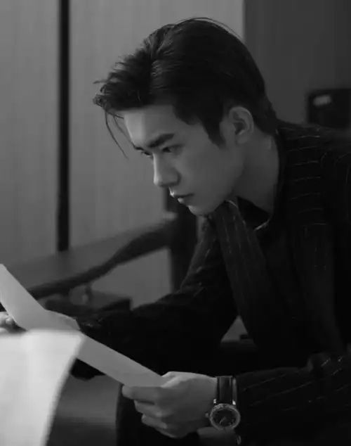 易烊千玺弟弟也要出道男模脸不输哥哥,首登封面表现力太绝了
