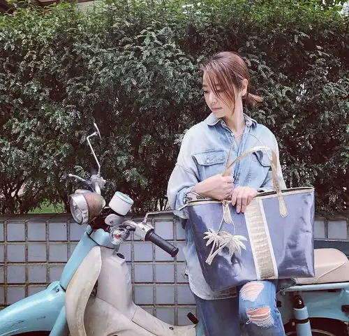 林心如把老气短发玩出减龄感,一身牛仔配马尾变机车girl,太少女
