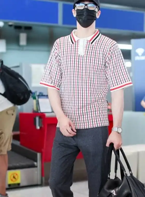 男生不用再背双肩包了,许魏洲这款米口袋潇洒抢眼还显气质
