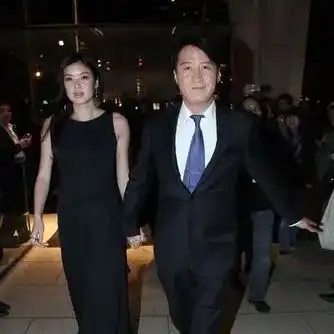 黎明为她花8亿,她却倒贴嫁老男人,如今净身出户,她又想回头
