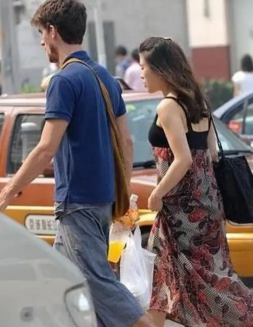 街头上中国女人与外国男人的情侣照,网友多数是老夫少妻
