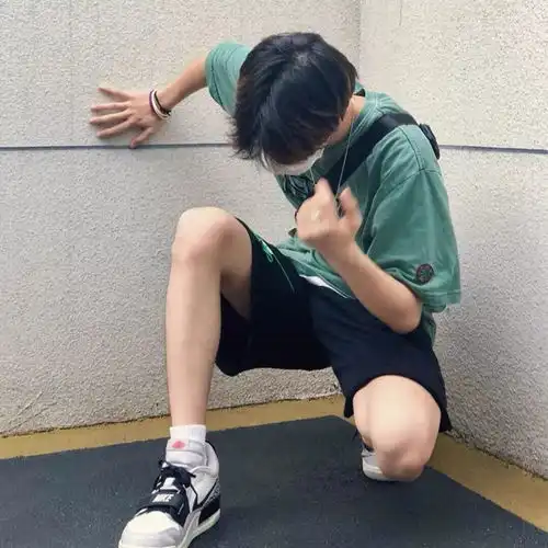 男生头像活在自己的热爱里而不是活在别人的眼光里.
