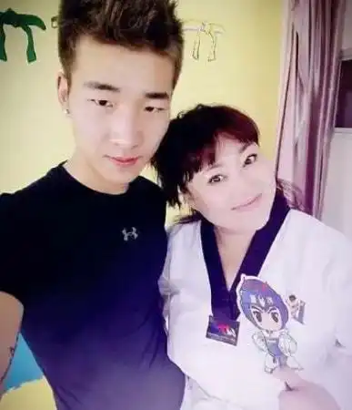 演员李菁菁51岁嫁90后小鲜肉,陷入诈骗风波不到一年得病
