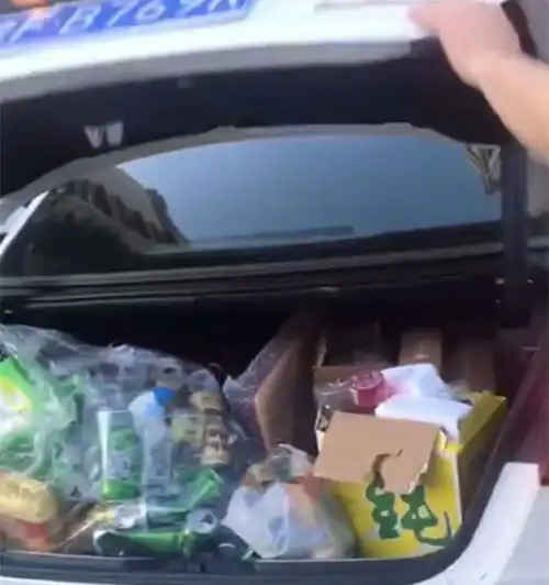 山东一老太捡废品儿子开百万豪车帮运回,家人不支持但理解
