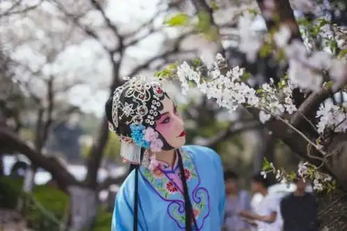 青衣男神亮相我知道对战霸气女汉子
