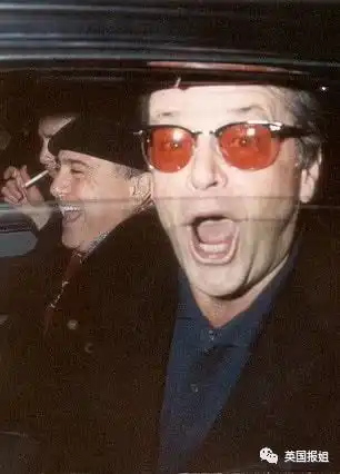 欧美时尚大亨诡异死亡曾发掘无数超模,诱拐上千模特做名人性奴
