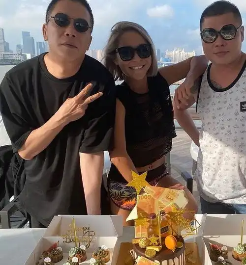 洗米嫂继续庆祝41岁生日,新造型穿粉裙很甜美,选网状上衣身材好
