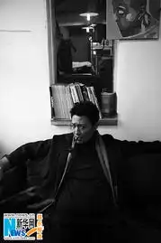 李宗翰拍熟男黑白大片展露冬日别样男人味
