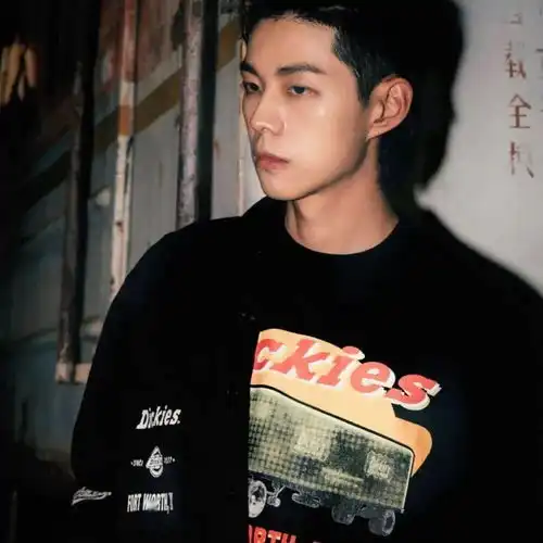 头像倔强穷人必备沙雕文案
