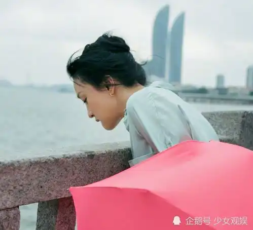 46岁周迅海边杀青照曝光,笑容治愈氛围感超强,生图却暴露真实身材
