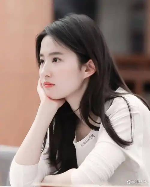 一网友自曝曾霸凌刘亦菲,现在想看她还得开会员
