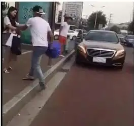 男子开奔驰求婚女子坐男友电动车离开是怎么回事
