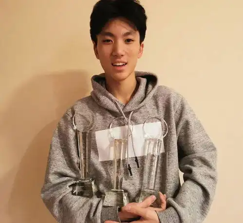 原创陈婷隔空为大儿子庆祝19岁,直呼我的大暖男第一次没在身边过生日
