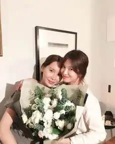 宋慧乔生日庆生首次那么开心,手捧鲜花,嘟嘴合照
