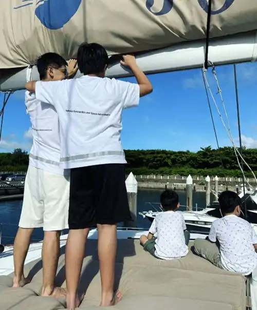 林志颖一家五口游洛杉矶迪士尼,14岁kimi微微驼背,身高已超过爸爸
