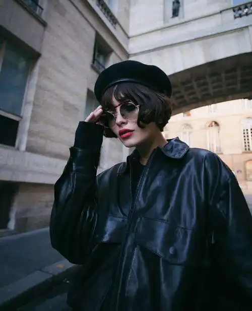 短发穿什么都好看
