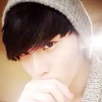 孤单冷漠的男生头像我的眼泪在风里肆意地挥洒男生头像
