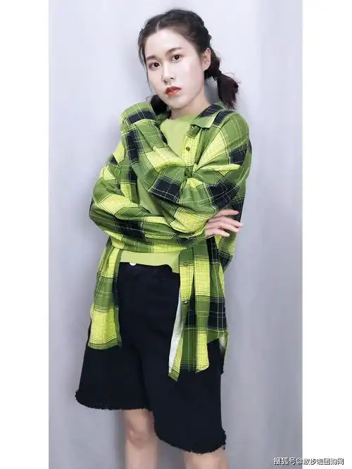 每个女孩衣橱都少不了一件男友风衬衫慵懒休闲又舒适
