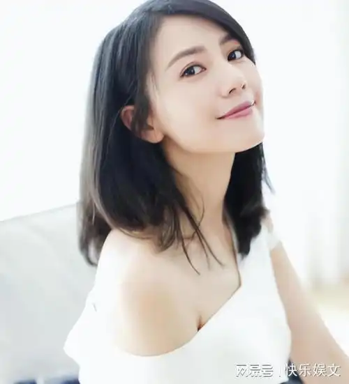 高圆圆亲自接女儿放学没有豪车相伴与保镖随行,骑自行车接地气