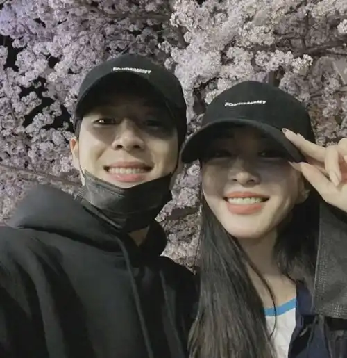 韩艺瑟和小10岁男友登记结婚,男方曾被曝是牛郎,专业为富婆服务
