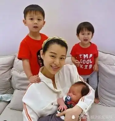 胡杏儿工作忙没时间带娃,3个儿子经常由李乘德照顾
