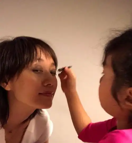女儿为马伊琍化妆,素颜都有了老年斑,真实不装反而漂亮
